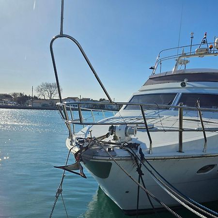 Nuit Insolite Bateau A Quai - Port Saint Louis Du Rhone Zewnętrze zdjęcie