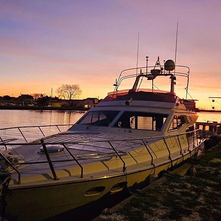 Nuit Insolite Bateau A Quai - Port Saint Louis Du Rhone Zewnętrze zdjęcie