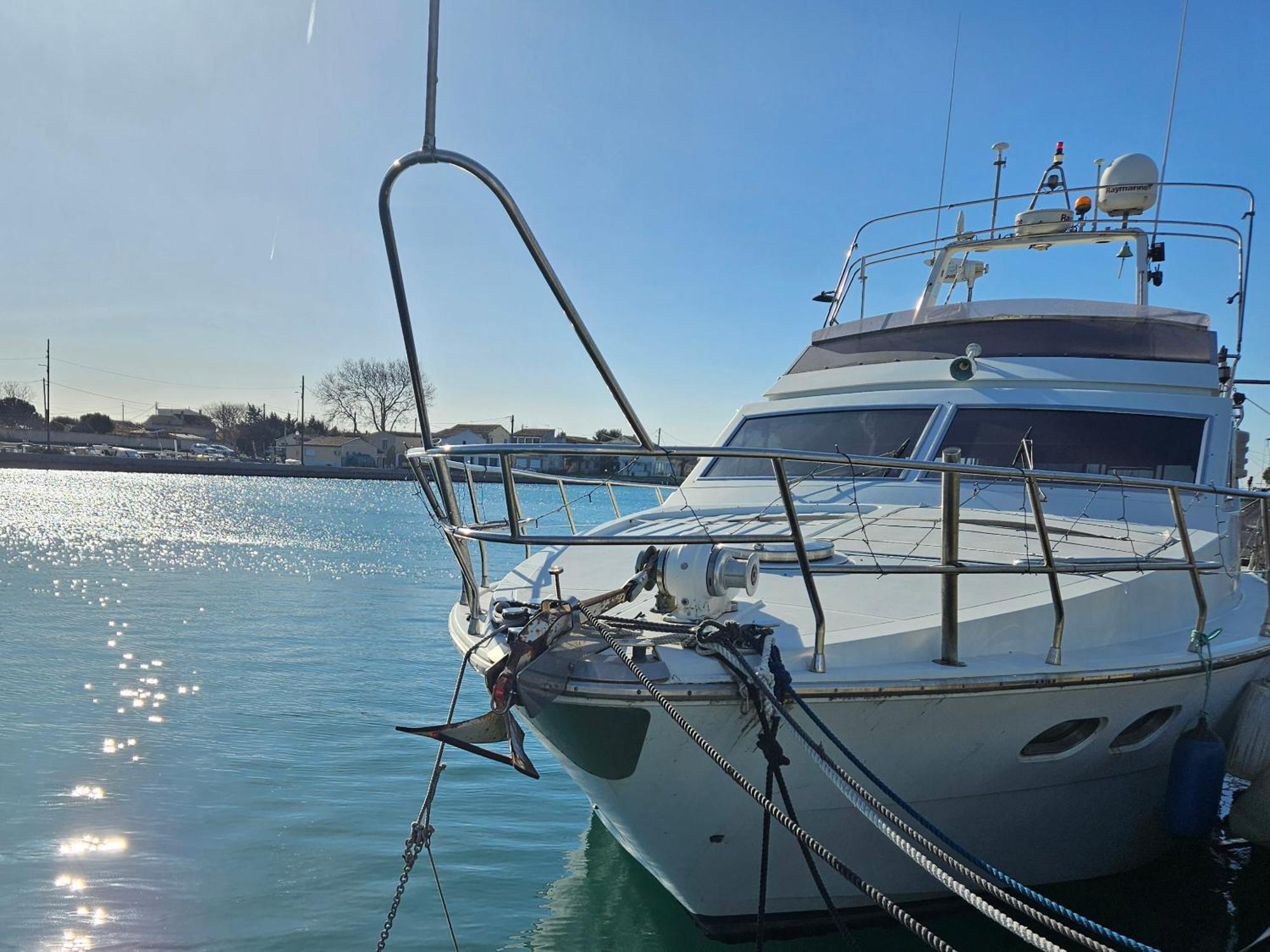 Nuit Insolite Bateau A Quai - Port Saint Louis Du Rhone Zewnętrze zdjęcie