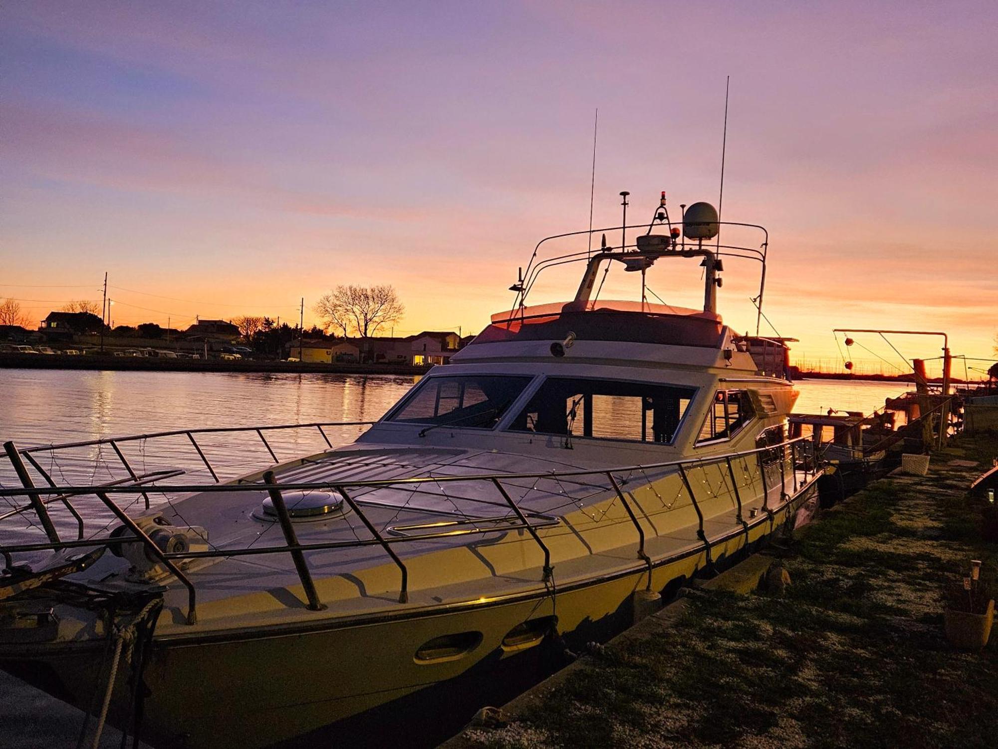 Nuit Insolite Bateau A Quai - Port Saint Louis Du Rhone Zewnętrze zdjęcie