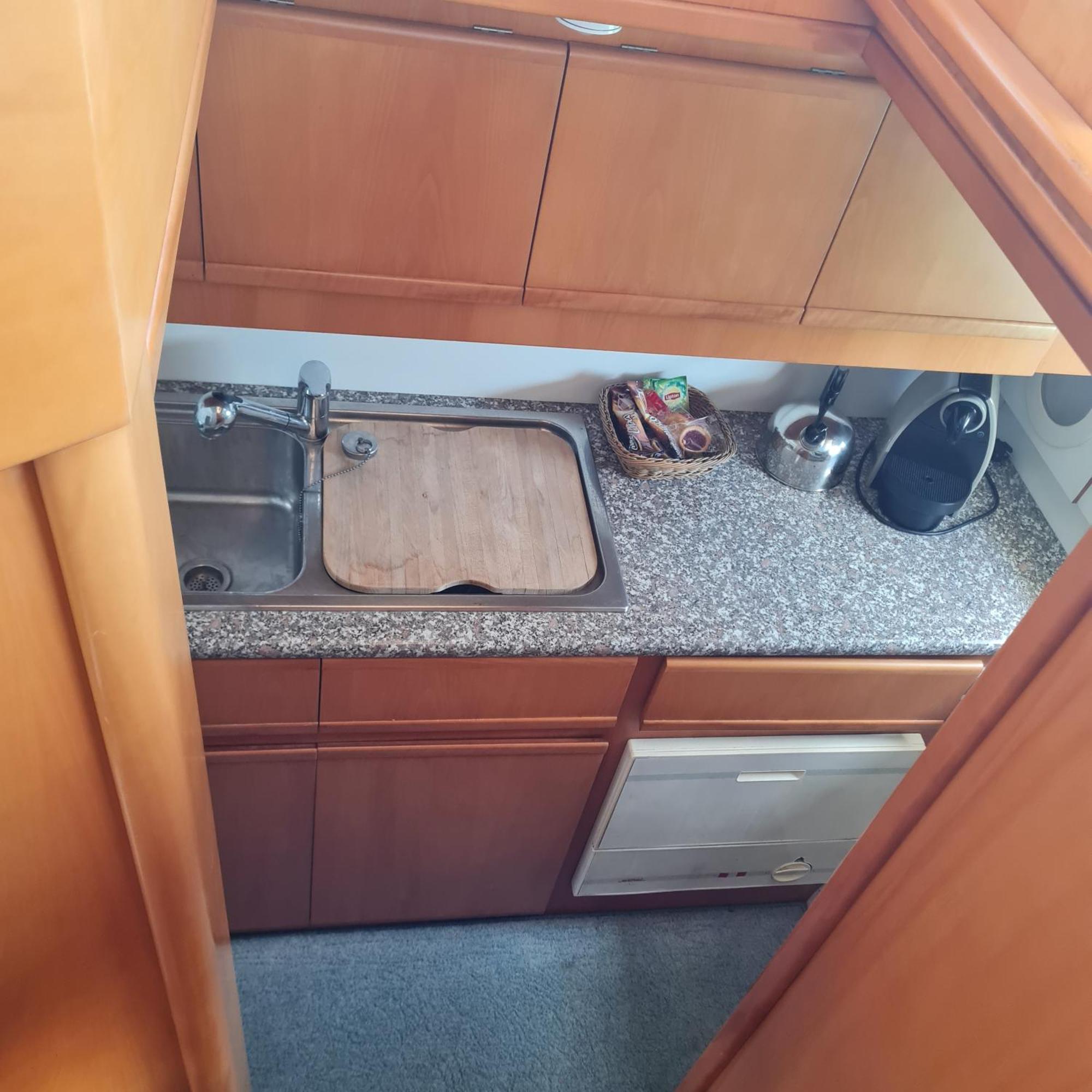 Nuit Insolite Bateau A Quai - Port Saint Louis Du Rhone Zewnętrze zdjęcie