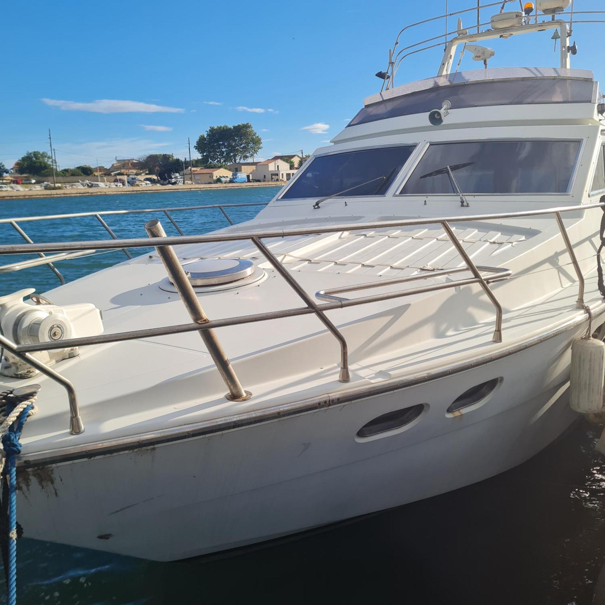 Nuit Insolite Bateau A Quai - Port Saint Louis Du Rhone Zewnętrze zdjęcie