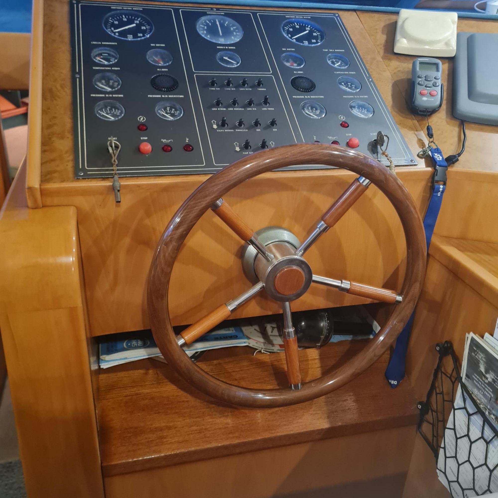 Nuit Insolite Bateau A Quai - Port Saint Louis Du Rhone Zewnętrze zdjęcie